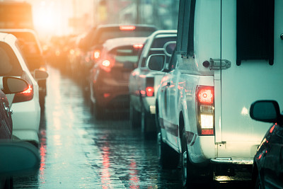 交通拥堵亚洲黄昏与雨天