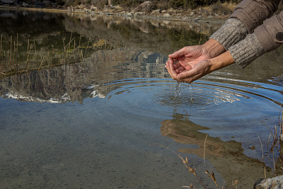 人们用手从湖中舀取淡水