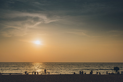 泰国普吉岛卡隆海滩上的日落