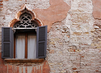 维罗纳华丽的窗户和古老的墙壁