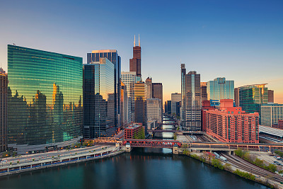 芝加哥在黎明时分。