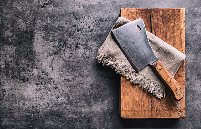混凝土或木板上的老式切肉刀。