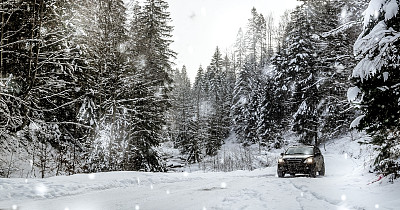 越野车在冬天的森林里