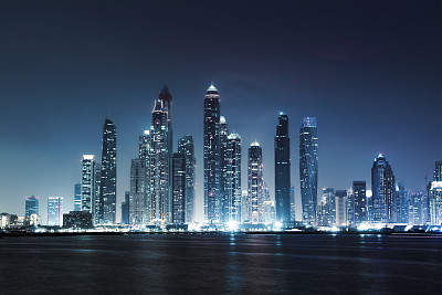 迪拜码头摩天大楼全景，日落时分，阿联酋
