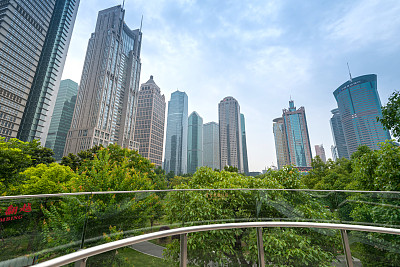 以现代建筑为背景的上海城市公园