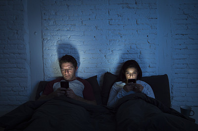 晚上夫妻在床上用手机的关系沟通问题