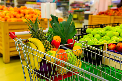 购物中心里装着新鲜水果和蔬菜的手推车