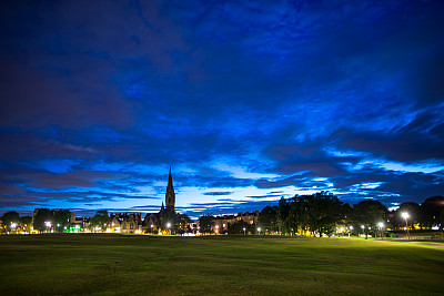 爱丁堡，暮色中的草地