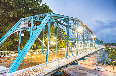 核桃街行人桥夜景查塔努加田纳西州建筑