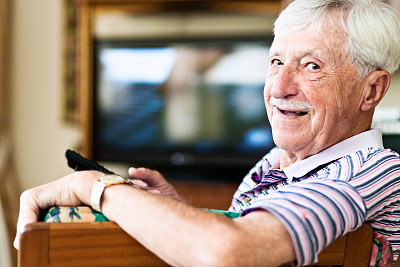 90岁的老人笑;他有电视遥控器!