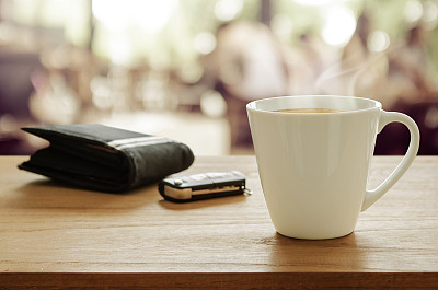 桌上有咖啡，钱包和车钥匙。