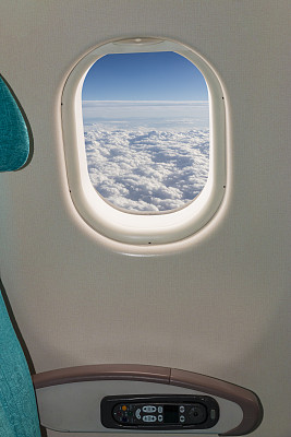 从飞机窗口看到的多云的天际线