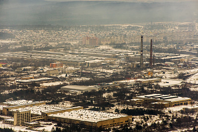 城市中心和工厂在冬季雪在利沃夫乌克兰利沃夫