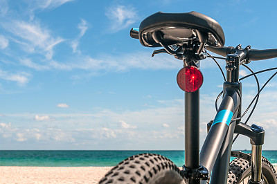 沿着迈阿密海滩的海岸线骑车