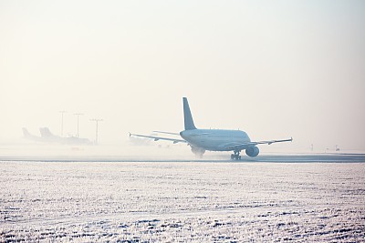 机场上霜冻的一天
