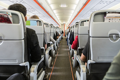 乘客坐在座位上等待起飞的飞机