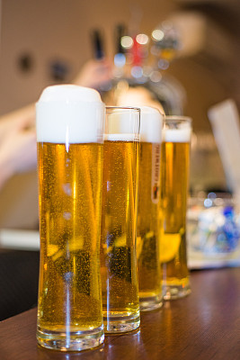 酒吧里有啤酒和泡沫啤酒。