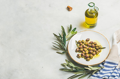 腌制地中海绿色橄榄，橄榄枝和橄榄油