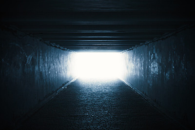 空而黑暗的隧道，尽头是光明