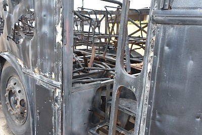 焚烧以色列公共汽车。在以色列被恐怖分子炸毁的公共汽车