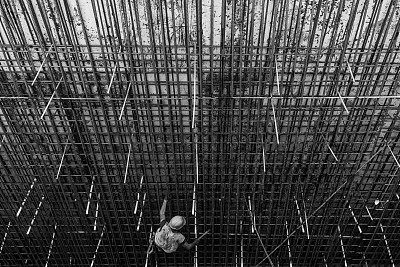 建筑工人在钢筋格栅墙