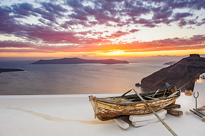 希腊圣托里尼岛Firostefani，屋顶上的旧木船