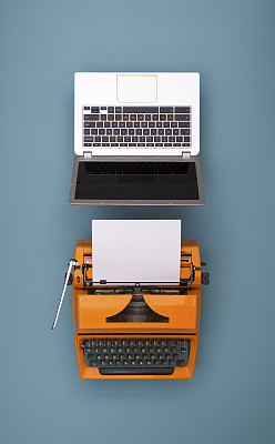 笔记本电脑vs老式打字机