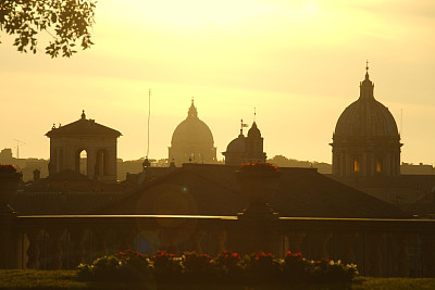 美丽的日落景观的屋顶和圆顶的罗马与镜头光晕