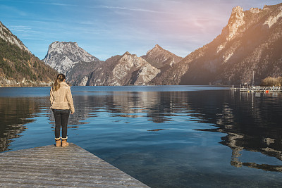 女性站在湖边看山