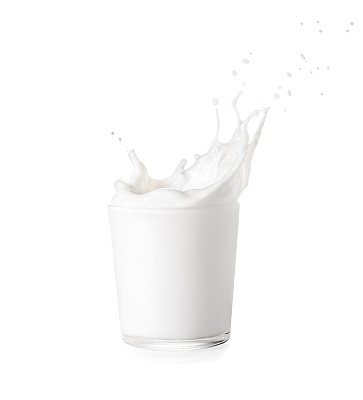 一杯溅着的牛奶