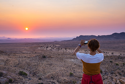 游客拍摄纳米布沙漠