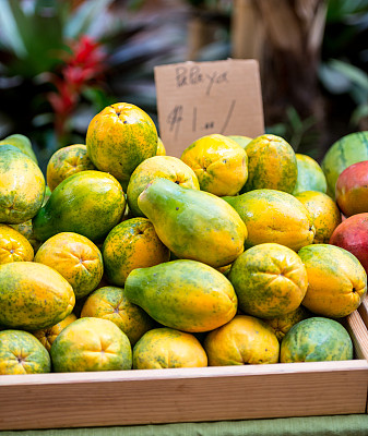 木瓜在美国夏威夷瓦胡岛农贸市场出售