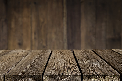 空木桌与黑暗的垂直桌子背景