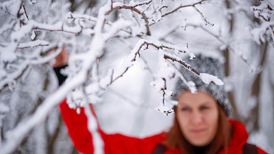 冬季运动活动。女徒步旅行者背包和雪鞋在雪地上的雪鞋