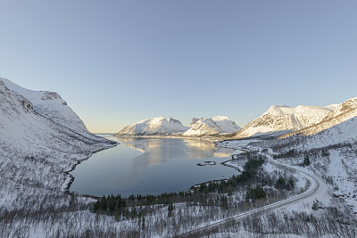 挪威北部Senja岛的伯格斯峡湾冬季景色 挪威北部Senja岛的伯格斯峡湾冬季景色