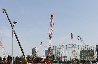 晴朗的天空下的大型建筑工地