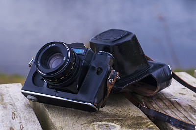35毫米胶片相机放在木凳上