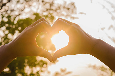 手握爱的形状，心和阳光