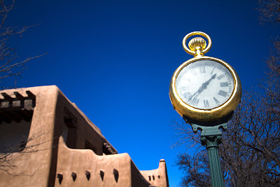 圣塔菲，纽瓦西:历史悠久的圣塔菲广场上的古董钟
