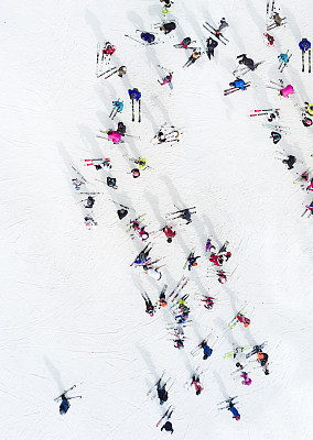 滑雪者鸟瞰图