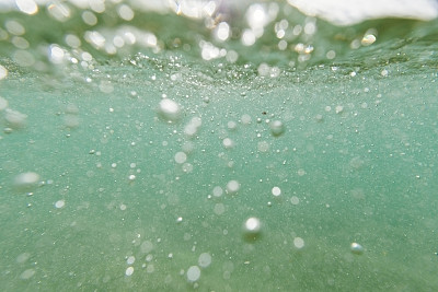 康沃尔波思科诺海滩的水下气泡和运动