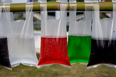 彩色的水里装着塑料袋