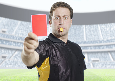 裁判在体育场出示红牌