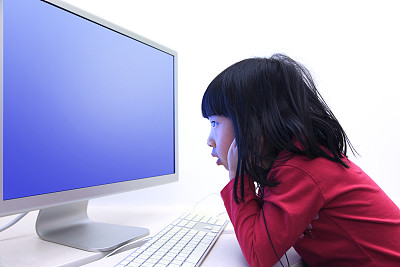 盯着电脑屏幕的小女孩