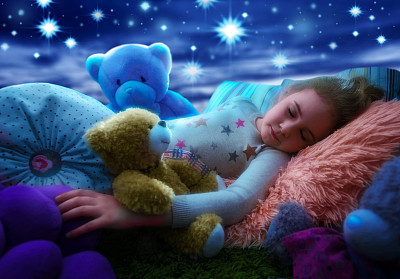 小女孩和泰迪熊睡在床上，在睡前梦见星空