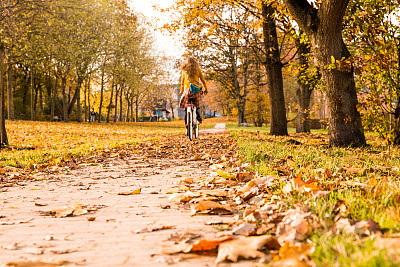 年轻女子在公园里骑自行车