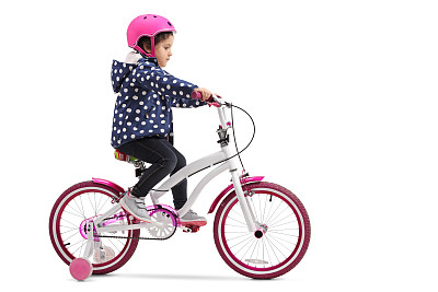 可爱的小女孩骑着自行车