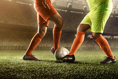 足球运动员争抢球