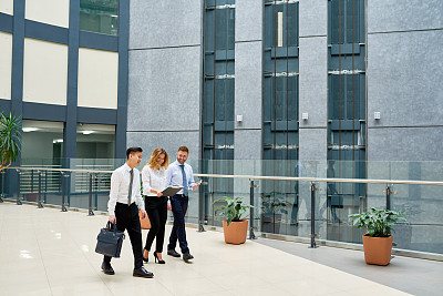 商业伙伴走进办公室大堂 商业伙伴走进办公室大堂