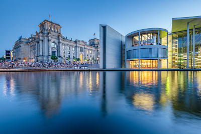 德国，柏林市中心，暮色中的国会大厦和施普雷河